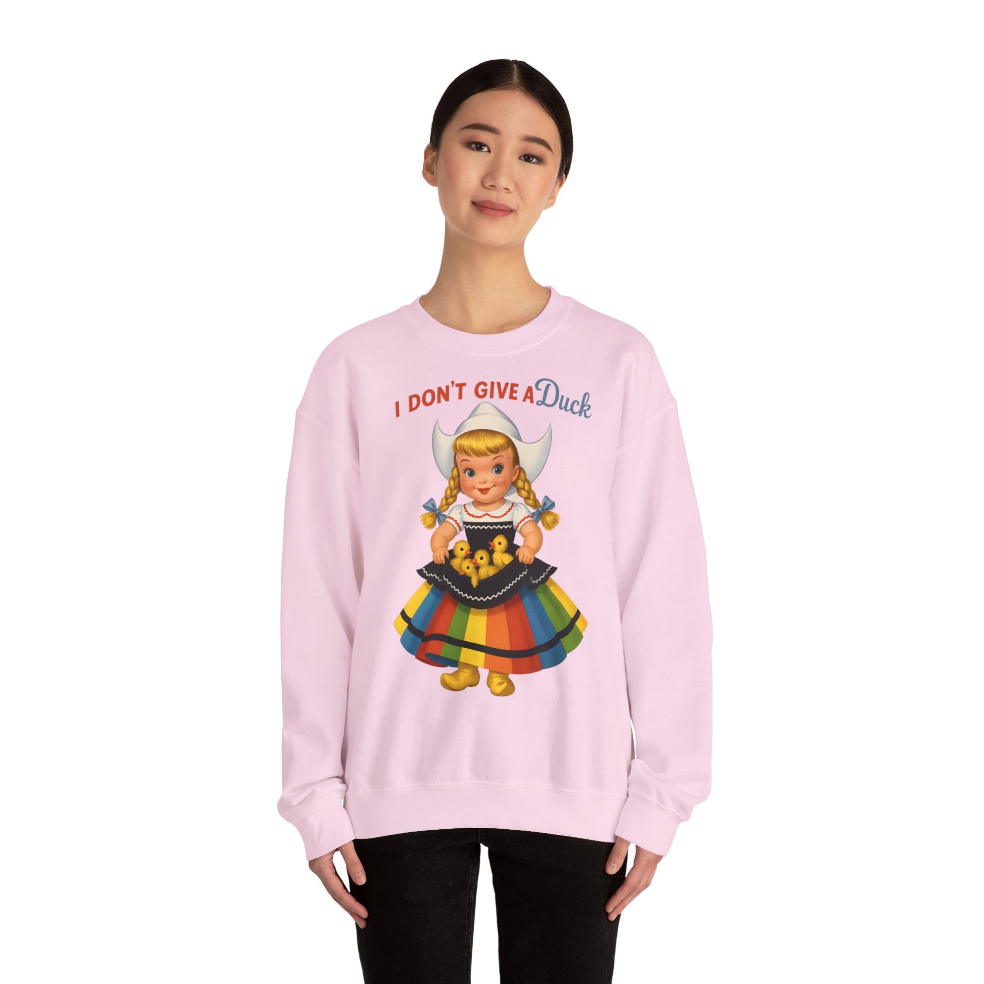 Sweatshirt – I Don't Give a Duck | Nostalgisches Vintage-Mädchen mit Küken – Humorvoll & Originell | True Insights Design mit Humor