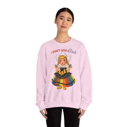 Sweatshirt – I Don't Give a Duck | Nostalgisches Vintage-Mädchen mit Küken – Humorvoll & Originell | True Insights Design mit Humor