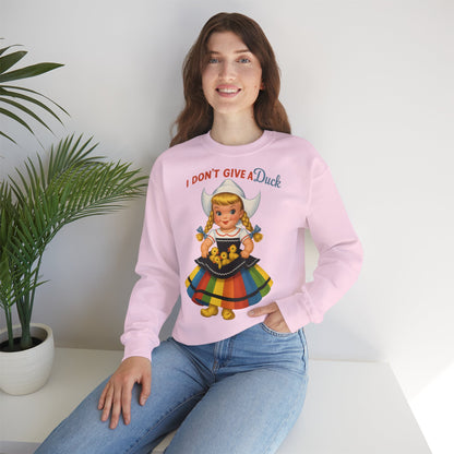 Sweatshirt – I Don't Give a Duck | Nostalgisches Vintage-Mädchen mit Küken – Humorvoll & Originell | True Insights Design mit Humor