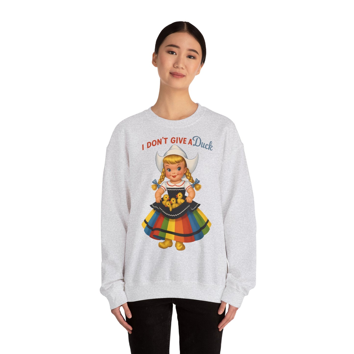 Sweatshirt – I Don't Give a Duck | Nostalgisches Vintage-Mädchen mit Küken – Humorvoll & Originell | True Insights Design mit Humor