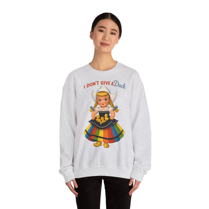 Sweatshirt – I Don't Give a Duck | Nostalgisches Vintage-Mädchen mit Küken – Humorvoll & Originell | True Insights Design mit Humor