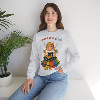 Sweatshirt – I Don't Give a Duck | Nostalgisches Vintage-Mädchen mit Küken – Humorvoll & Originell | True Insights Design mit Humor