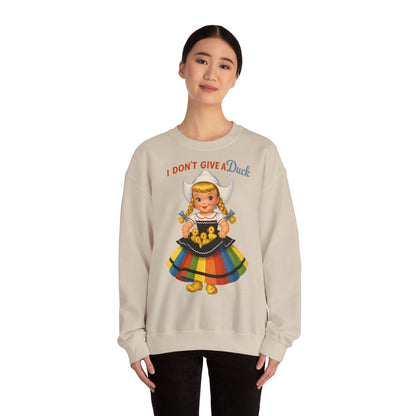 Sweatshirt – I Don't Give a Duck | Nostalgisches Vintage-Mädchen mit Küken – Humorvoll & Originell | True Insights Design mit Humor