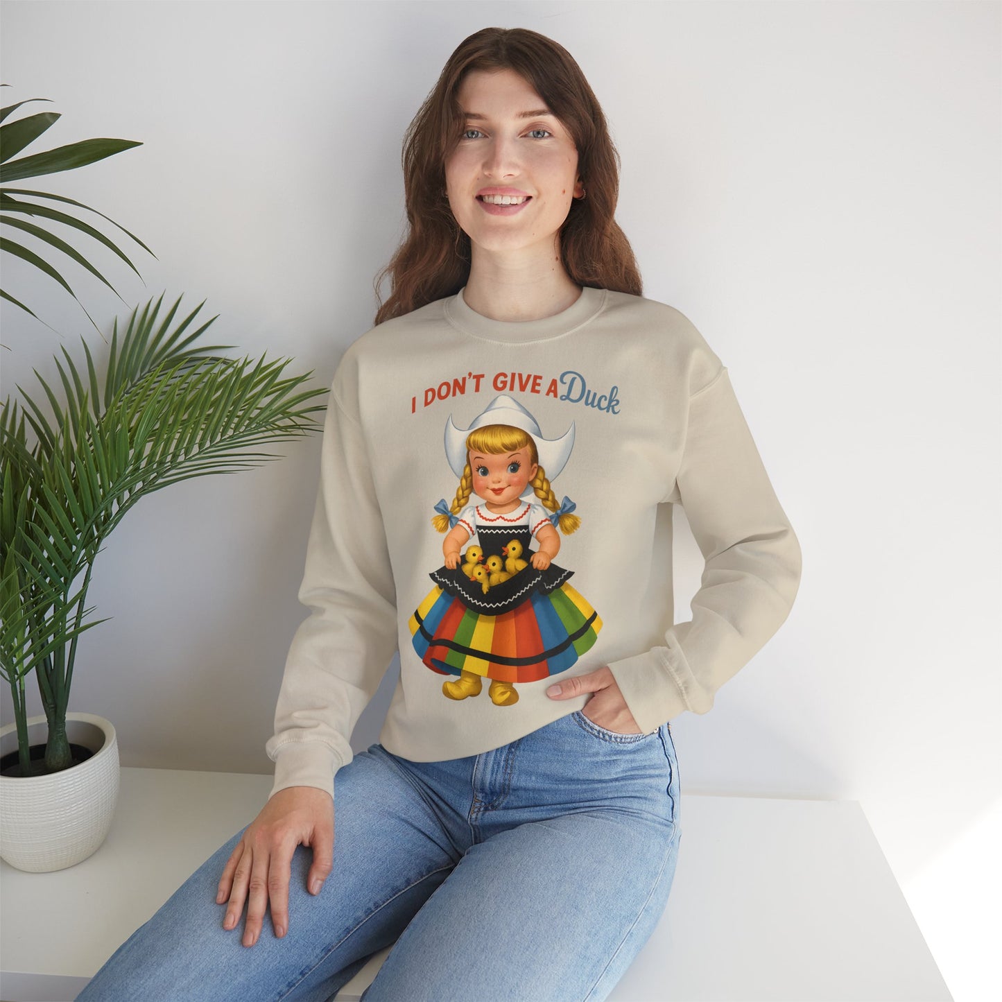 Sweatshirt – I Don't Give a Duck | Nostalgisches Vintage-Mädchen mit Küken – Humorvoll & Originell | True Insights Design mit Humor