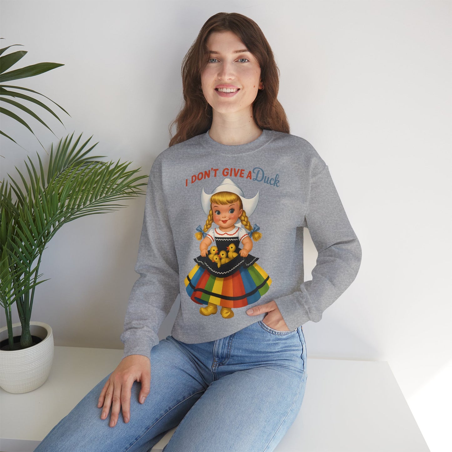 Sweatshirt – I Don't Give a Duck | Nostalgisches Vintage-Mädchen mit Küken – Humorvoll & Originell | True Insights Design mit Humor