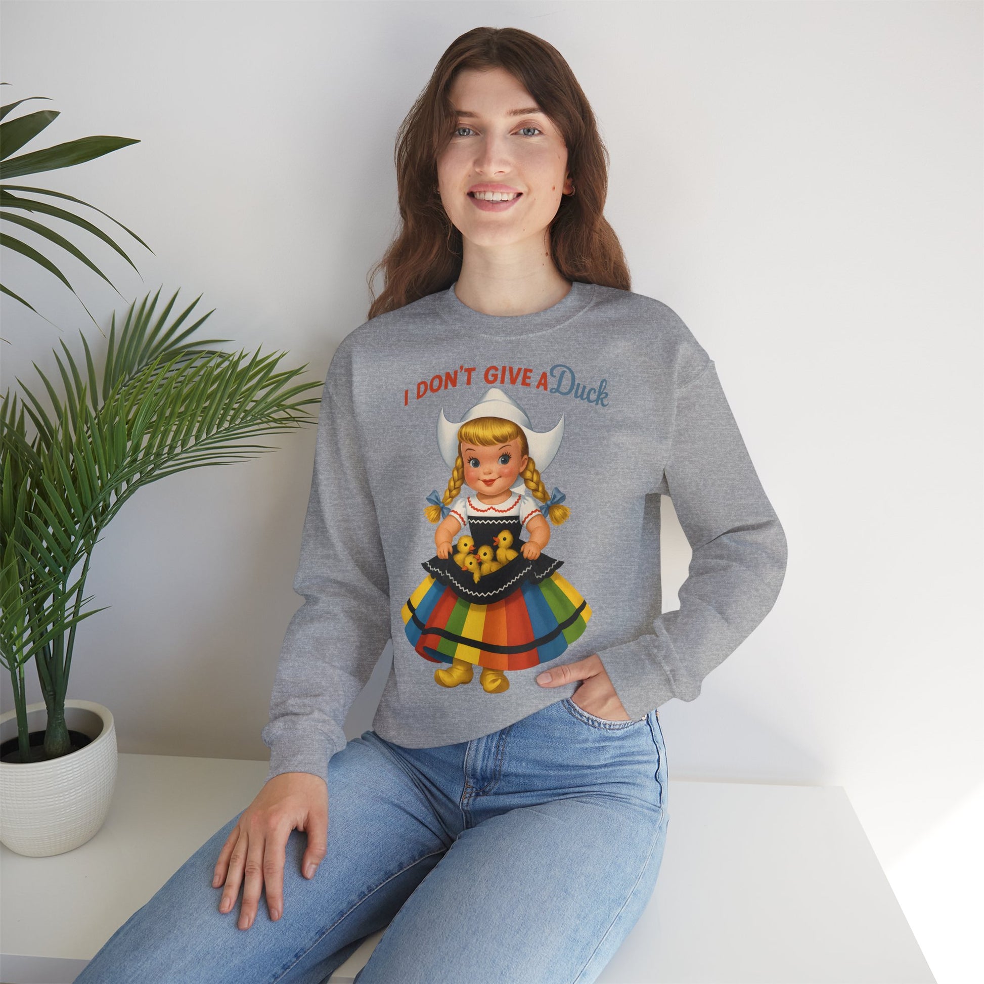 Sweatshirt – I Don't Give a Duck | Nostalgisches Vintage-Mädchen mit Küken – Humorvoll & Originell | True Insights Design mit Humor