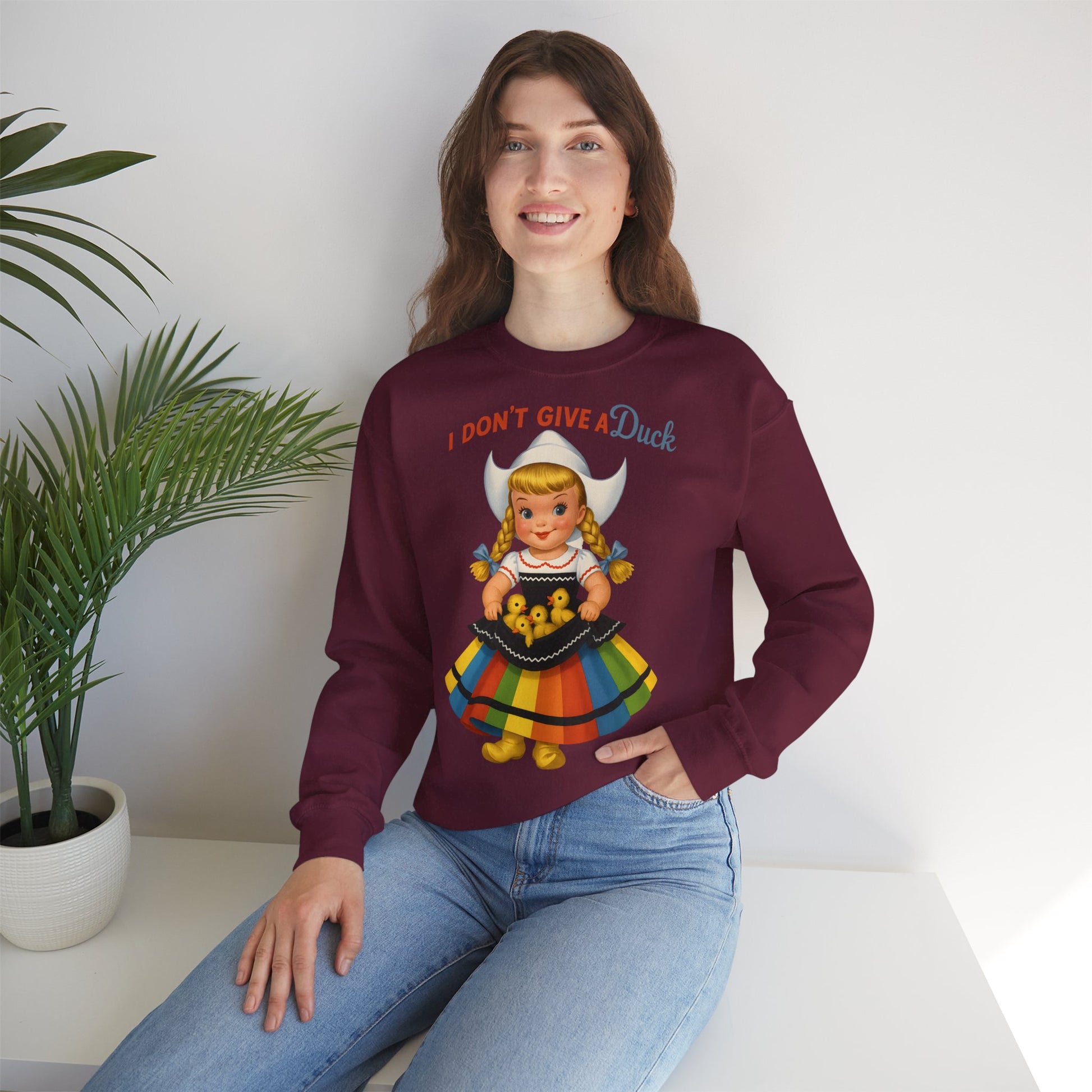 Sweatshirt – I Don't Give a Duck | Nostalgisches Vintage-Mädchen mit Küken – Humorvoll & Originell | True Insights Design mit Humor