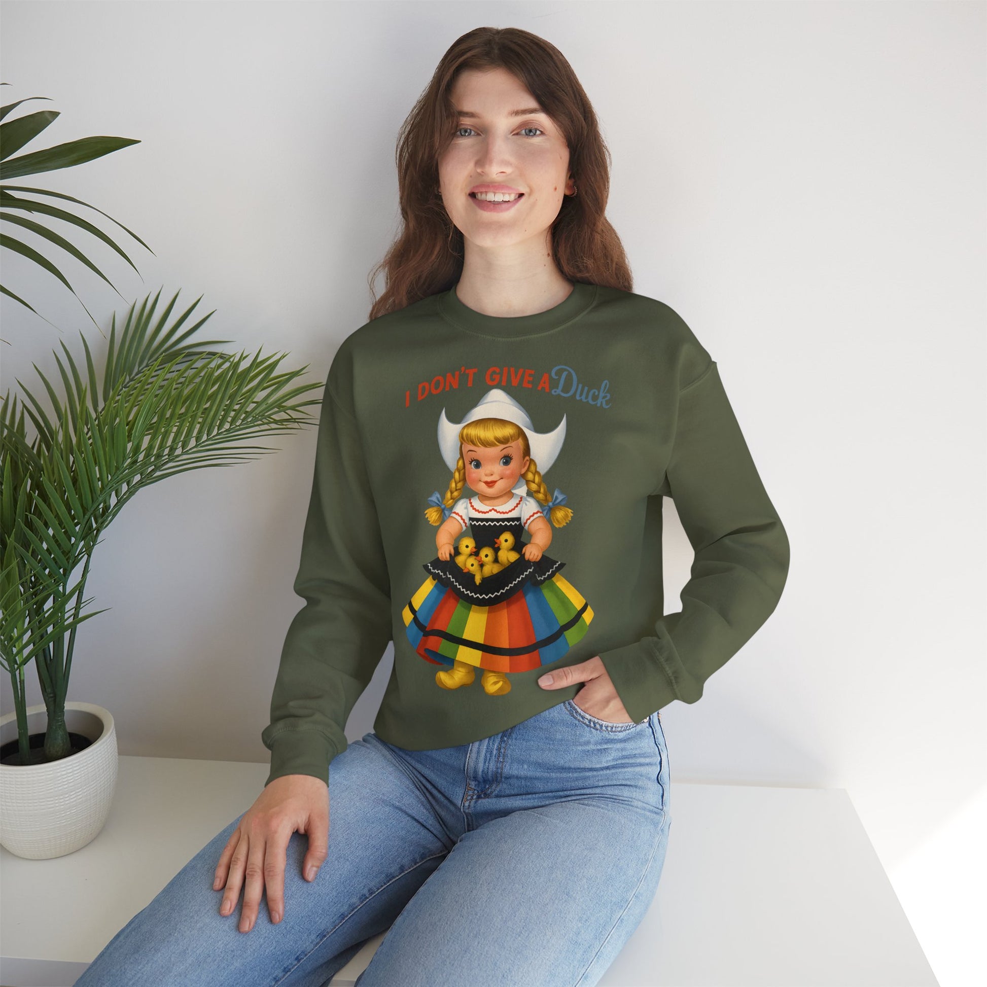 Sweatshirt – I Don't Give a Duck | Nostalgisches Vintage-Mädchen mit Küken – Humorvoll & Originell | True Insights Design mit Humor