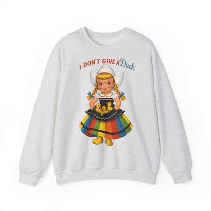 Sweatshirt – I Don't Give a Duck | Nostalgisches Vintage-Mädchen mit Küken – Humorvoll & Originell | True Insights Design mit Humor