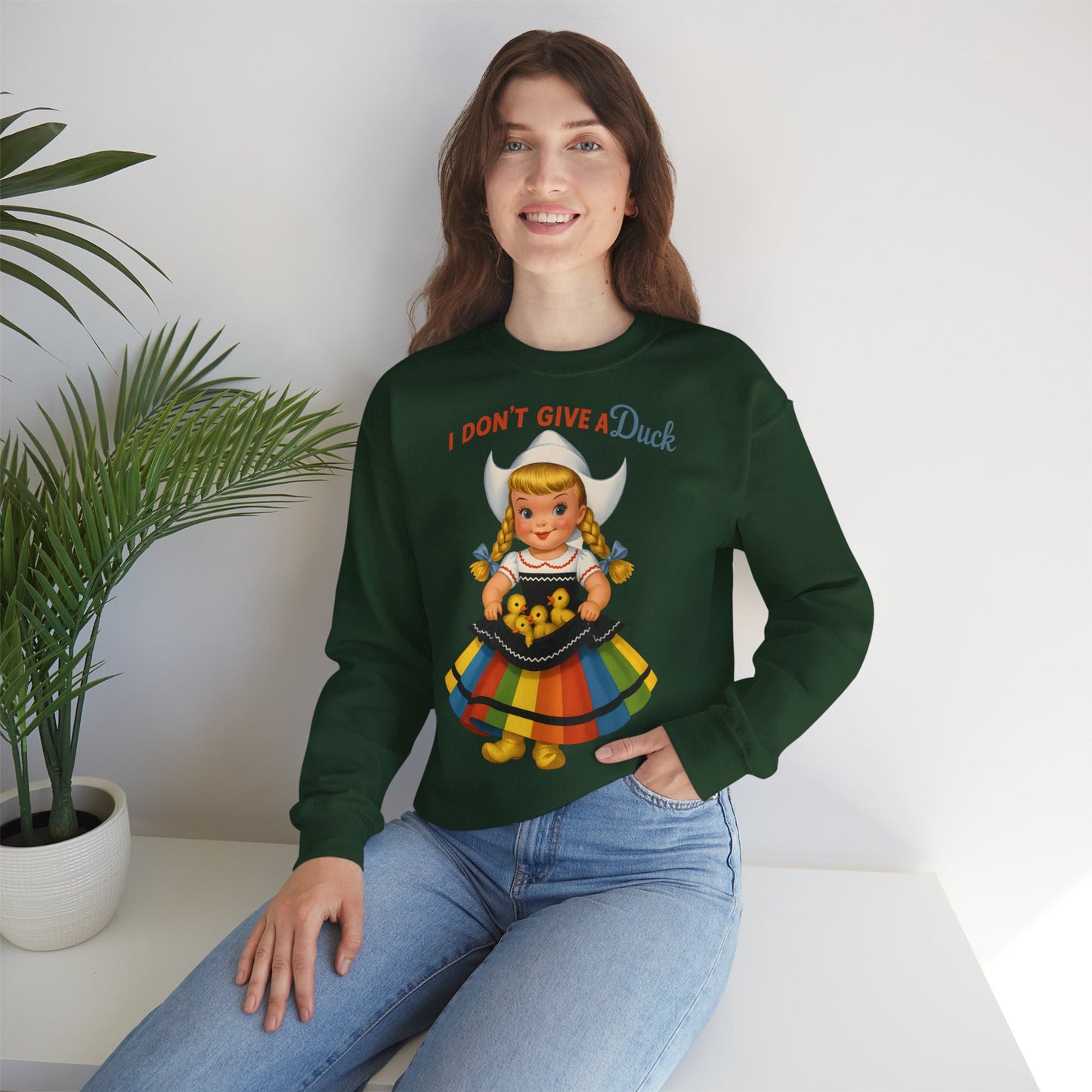 Sweatshirt – I Don't Give a Duck | Nostalgisches Vintage-Mädchen mit Küken – Humorvoll & Originell | True Insights Design mit Humor