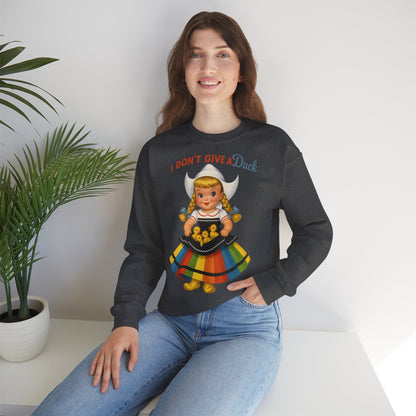 Sweatshirt – I Don't Give a Duck | Nostalgisches Vintage-Mädchen mit Küken – Humorvoll & Originell | True Insights Design mit Humor