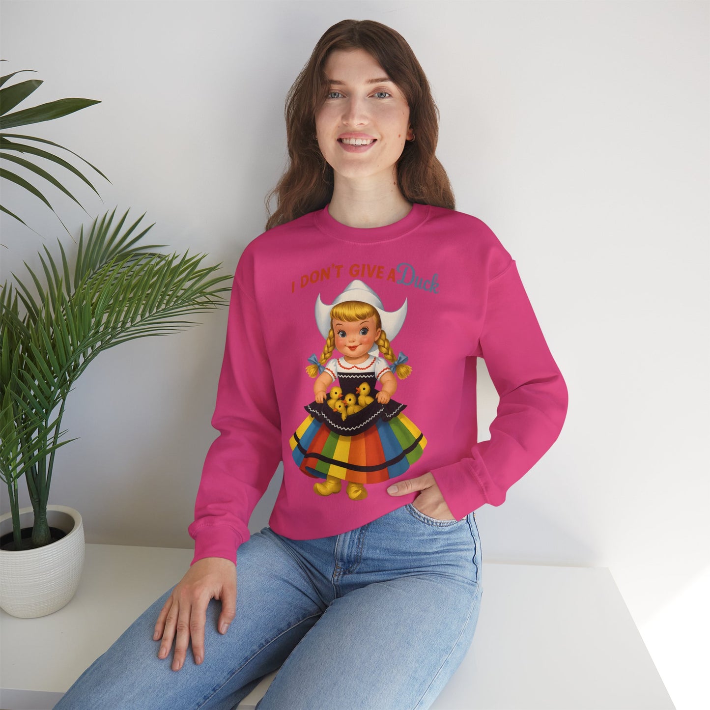 Sweatshirt – I Don't Give a Duck | Nostalgisches Vintage-Mädchen mit Küken – Humorvoll & Originell | True Insights Design mit Humor