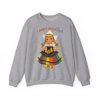 Sweatshirt – I Don't Give a Duck | Nostalgisches Vintage-Mädchen mit Küken – Humorvoll & Originell | True Insights Design mit Humor