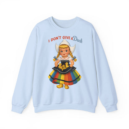 Sweatshirt – I Don't Give a Duck | Nostalgisches Vintage-Mädchen mit Küken – Humorvoll & Originell | True Insights Design mit Humor