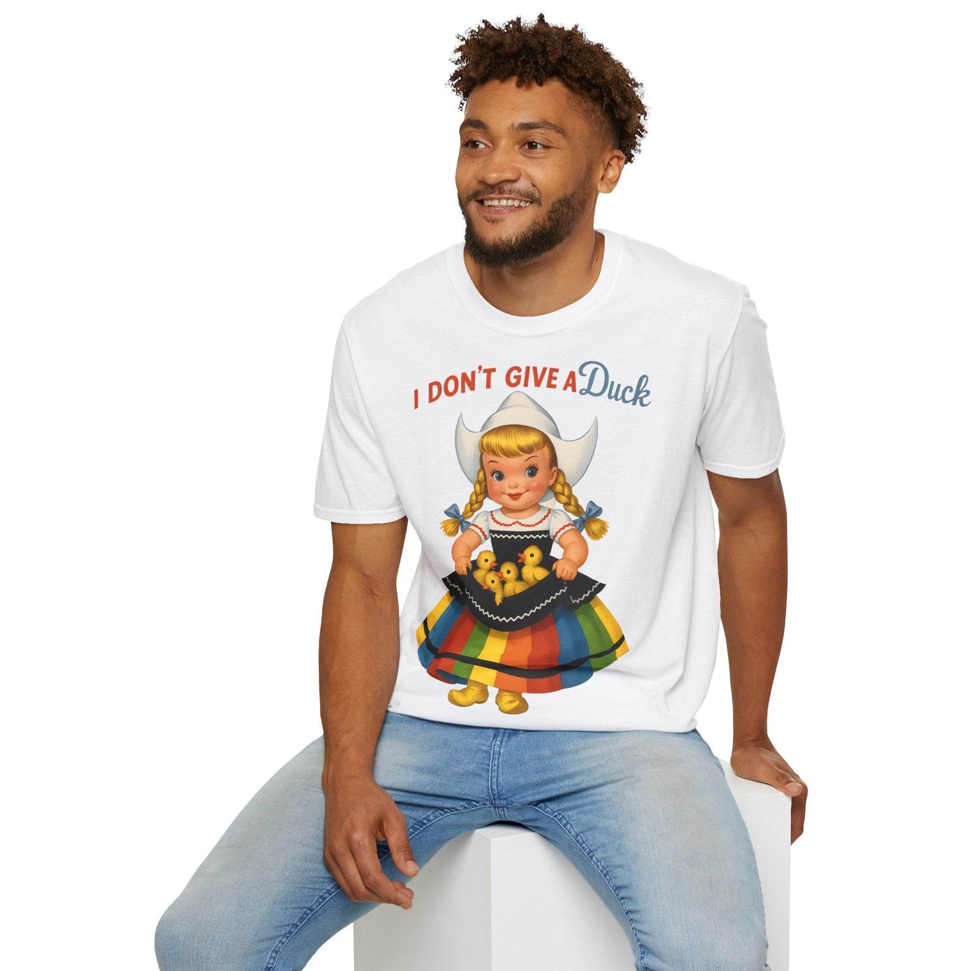 "I Don't Give a Duck | Nostalgisches Vintage-Mädchen mit Küken – Humorvoll & Originell" – Freches Satire-Design für mutige Statements | True Insights