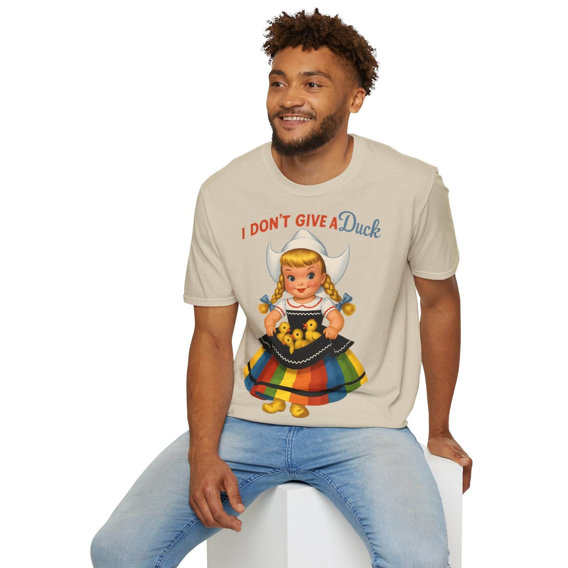"I Don't Give a Duck | Nostalgisches Vintage-Mädchen mit Küken – Humorvoll & Originell" – Freches Satire-Design für mutige Statements | True Insights