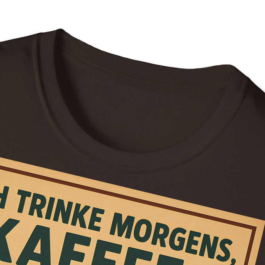 Das anthrazitfarbene T-Shirt zeigt in Frontansicht ein retro-Textdesign im 50er-Jahre-Stil mit einem humorvollen Kaffeespruch, von True Insights.