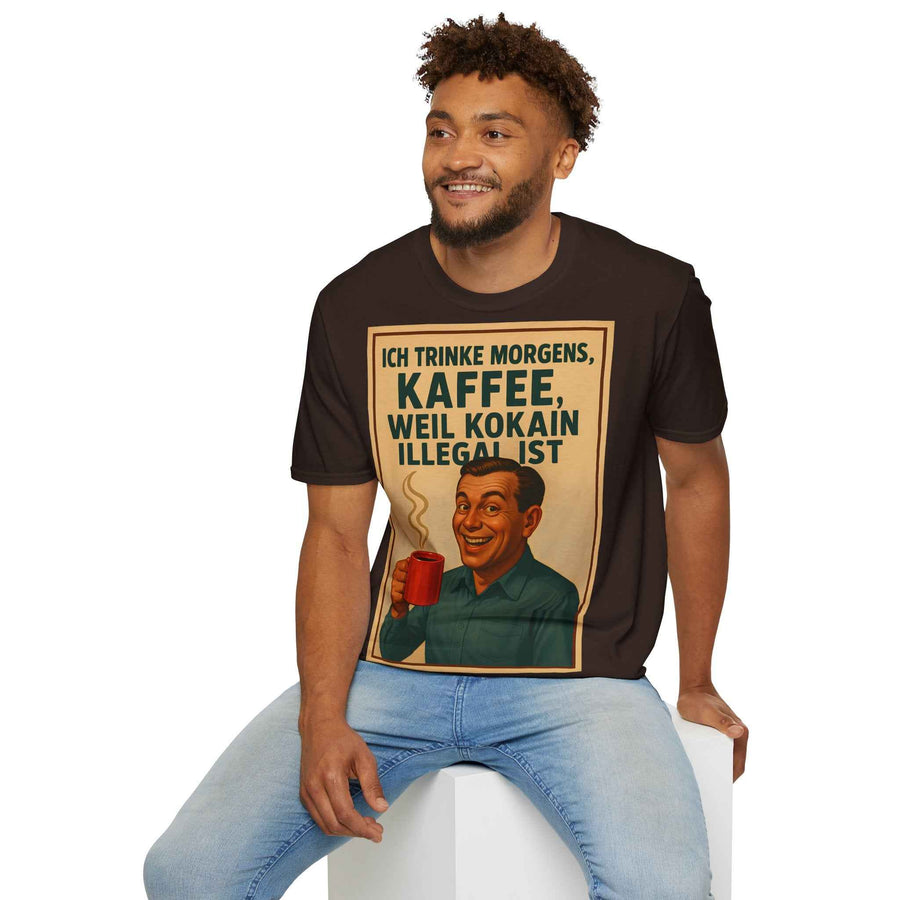Zeigt ein anthrazitfarbenes T‑Shirt frontal mit retro Kaffeeschriftzug auf der Vorderseite, aus dem Sortiment von True Insights.