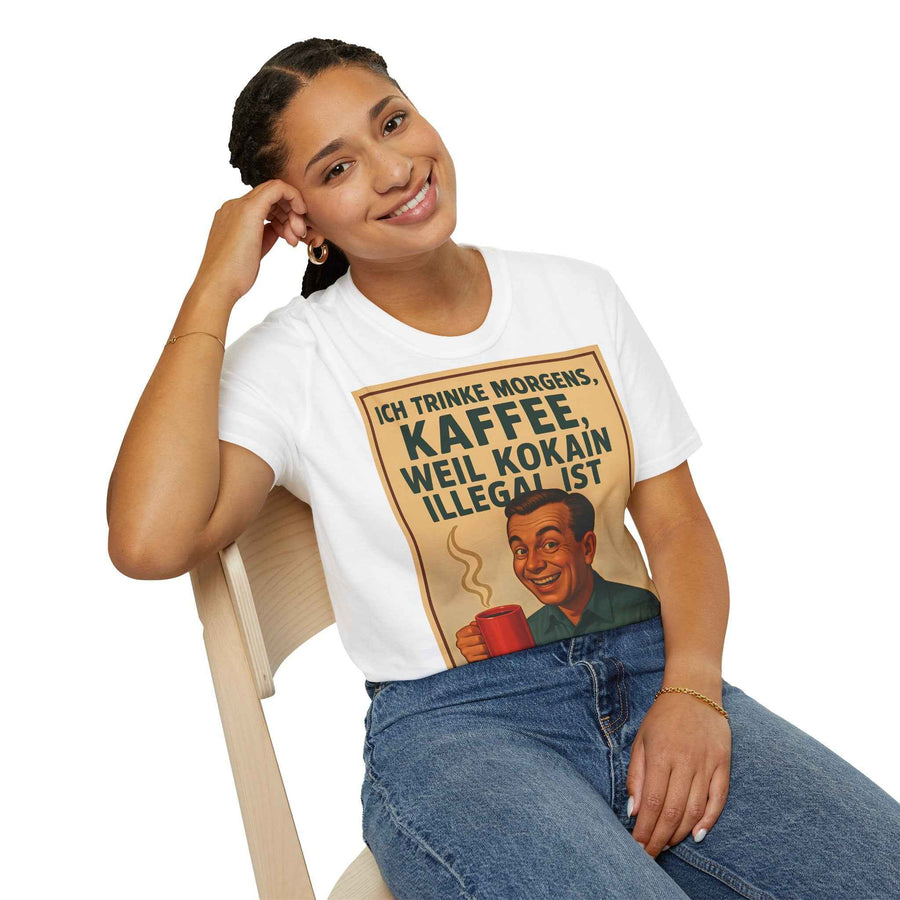 Zeigt ein anthrazitfarbenes Shirt in Frontansicht mit Retro‑Kaffeeaufdruck „I drink coffee in the morning…“ aus dem Sortiment von True Insights.