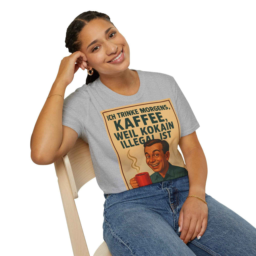 Das anthrazitfarbene T‑Shirt präsentiert auf der Vorderseite ein retro 50er-Jahre Kaffee-Spruchdesign in Grafikform, von True Insights.