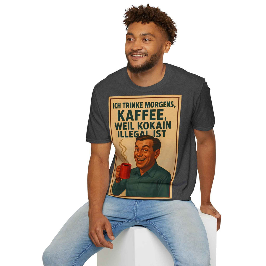 Anthrazitfarbenes T-Shirt, frontal fotografiert, zeigt retro 50er-Jahre-Textmotiv mit sarkastischem Kaffee-Spruch von True Insights.