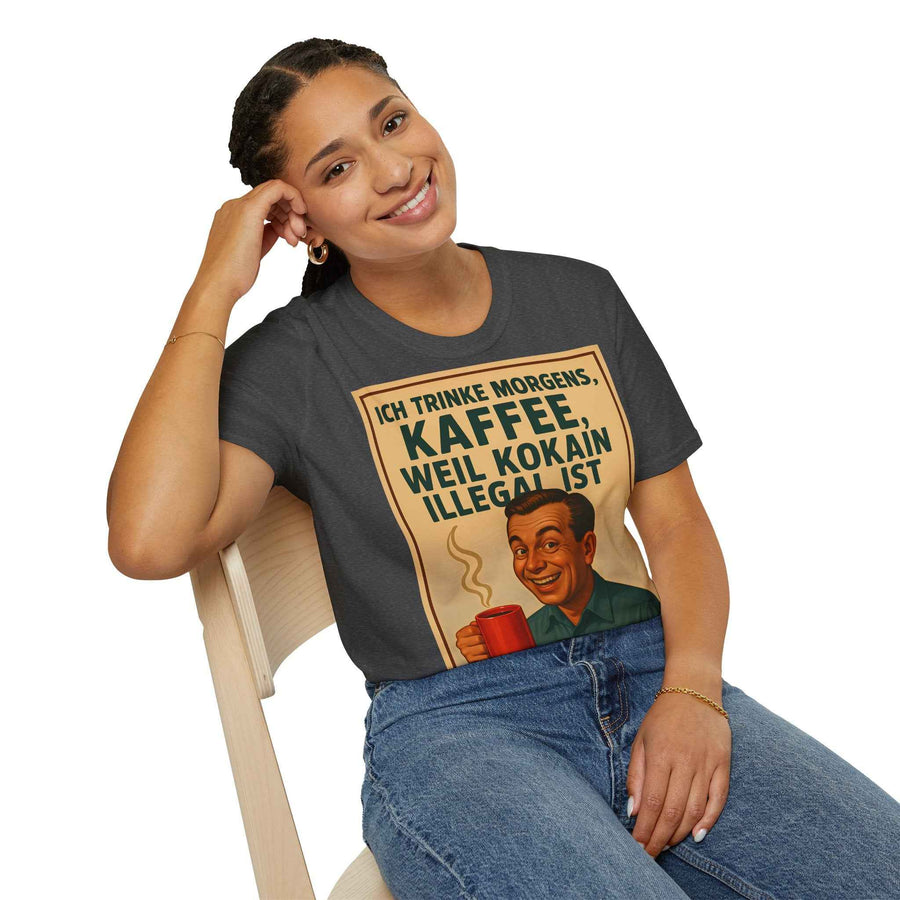 Das anthrazitfarbene T‑Shirt zeigt in Frontansicht einen 50er-Jahre-Retro-Aufdruck mit morgendlichem Kaffeewitz, von True Insights.