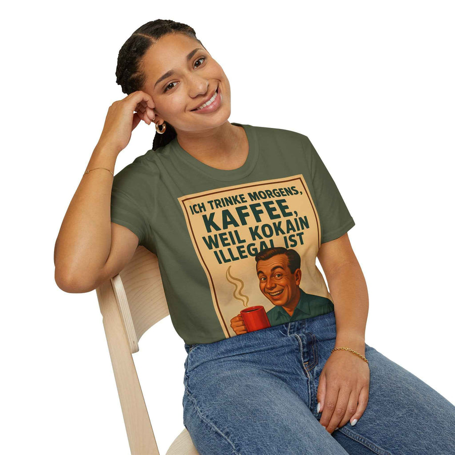 Zeigt die Vorderansicht eines anthrazitfarbenen T-Shirts mit Retro-Kaffee-Spruch auf der Brust von True Insights.