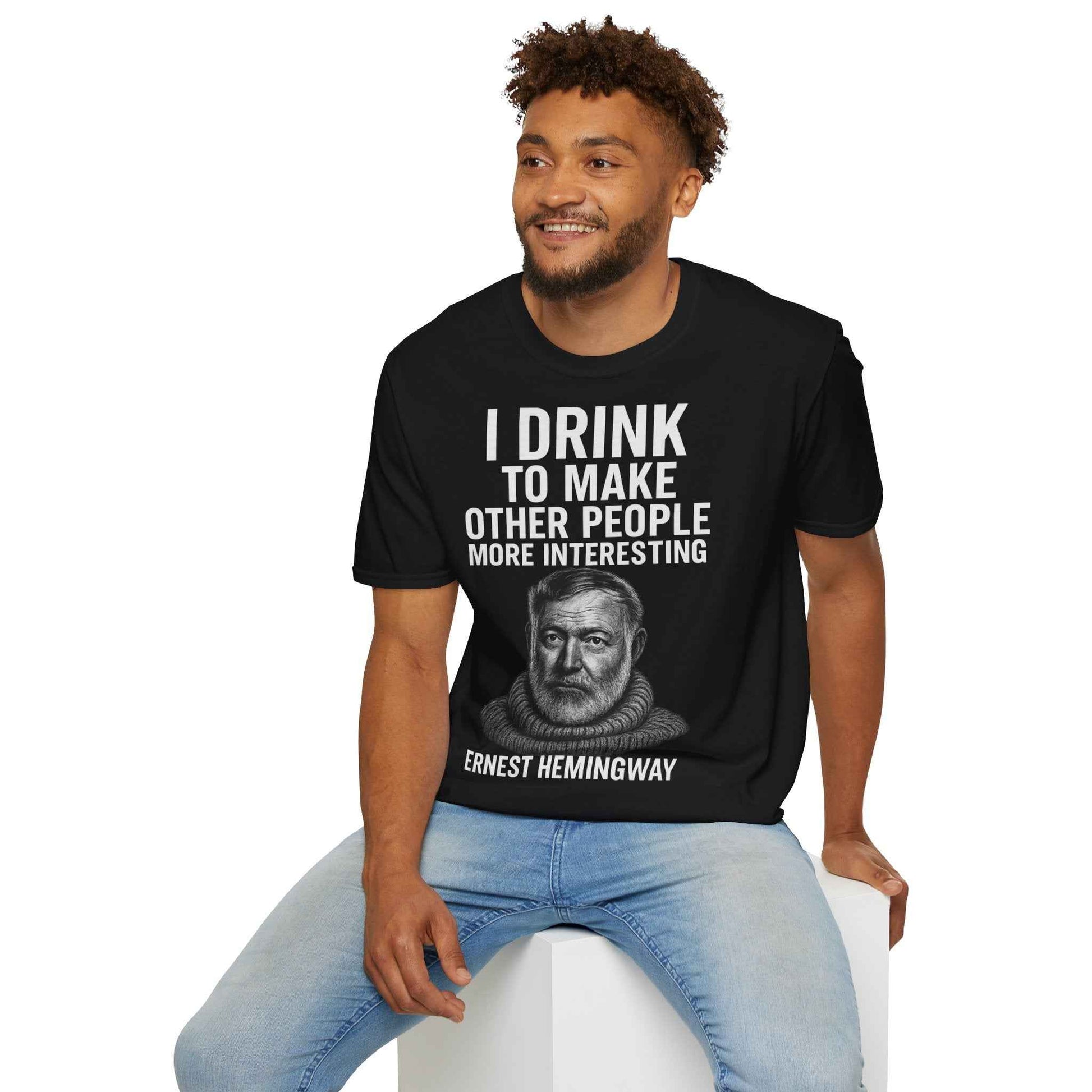 I drink to make other people more interesting – Ernest Hemingway Zitat auf T-Shirt