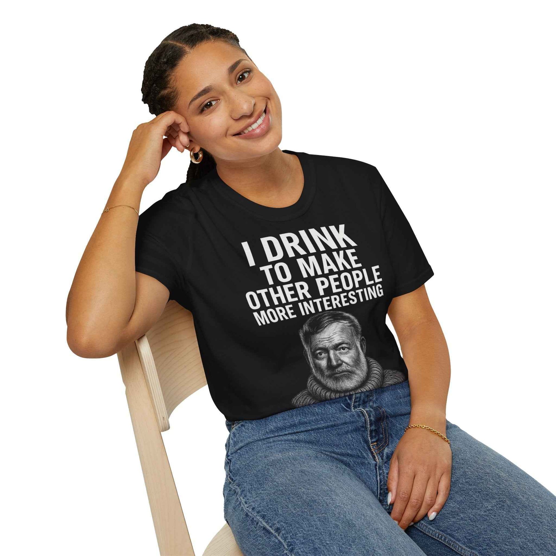 I drink to make other people more interesting – Ernest Hemingway Zitat auf T-Shirt
