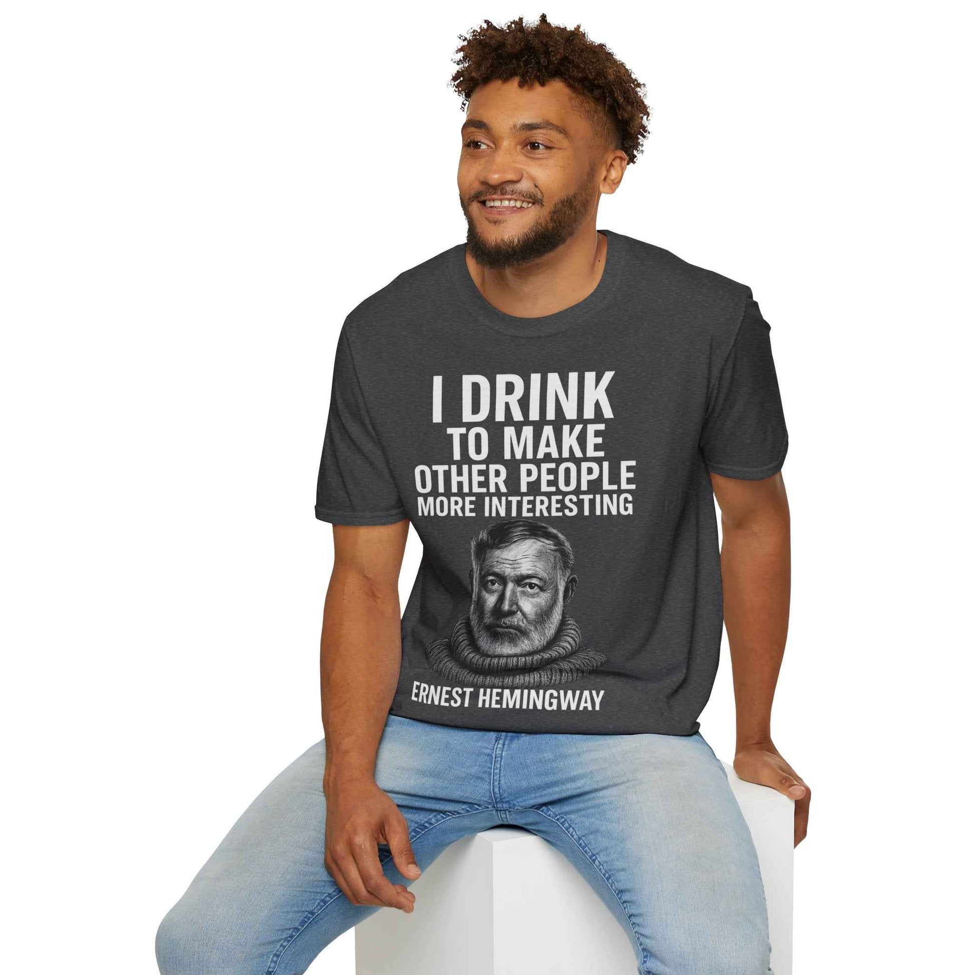 I drink to make other people more interesting – Ernest Hemingway Zitat auf T-Shirt