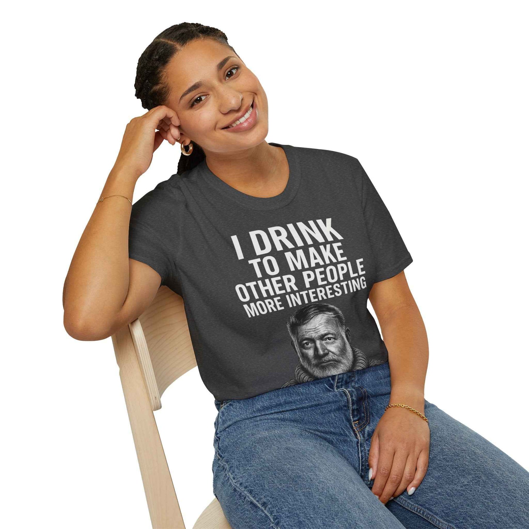 I drink to make other people more interesting – Ernest Hemingway Zitat auf T-Shirt