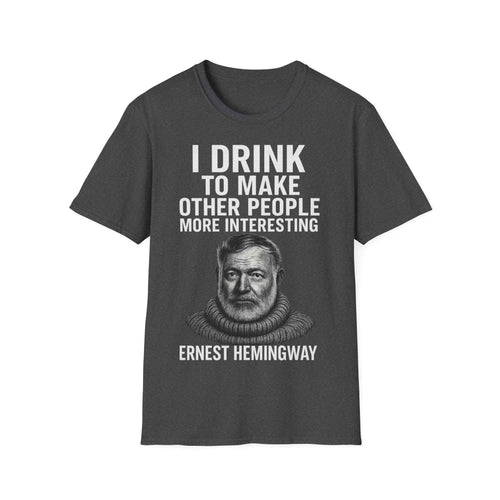 Das anthrazitfarbene T‑Shirt in Frontansicht zeigt das gedruckte Hemingway‑Zitat auf der Vorderseite von True Insights.