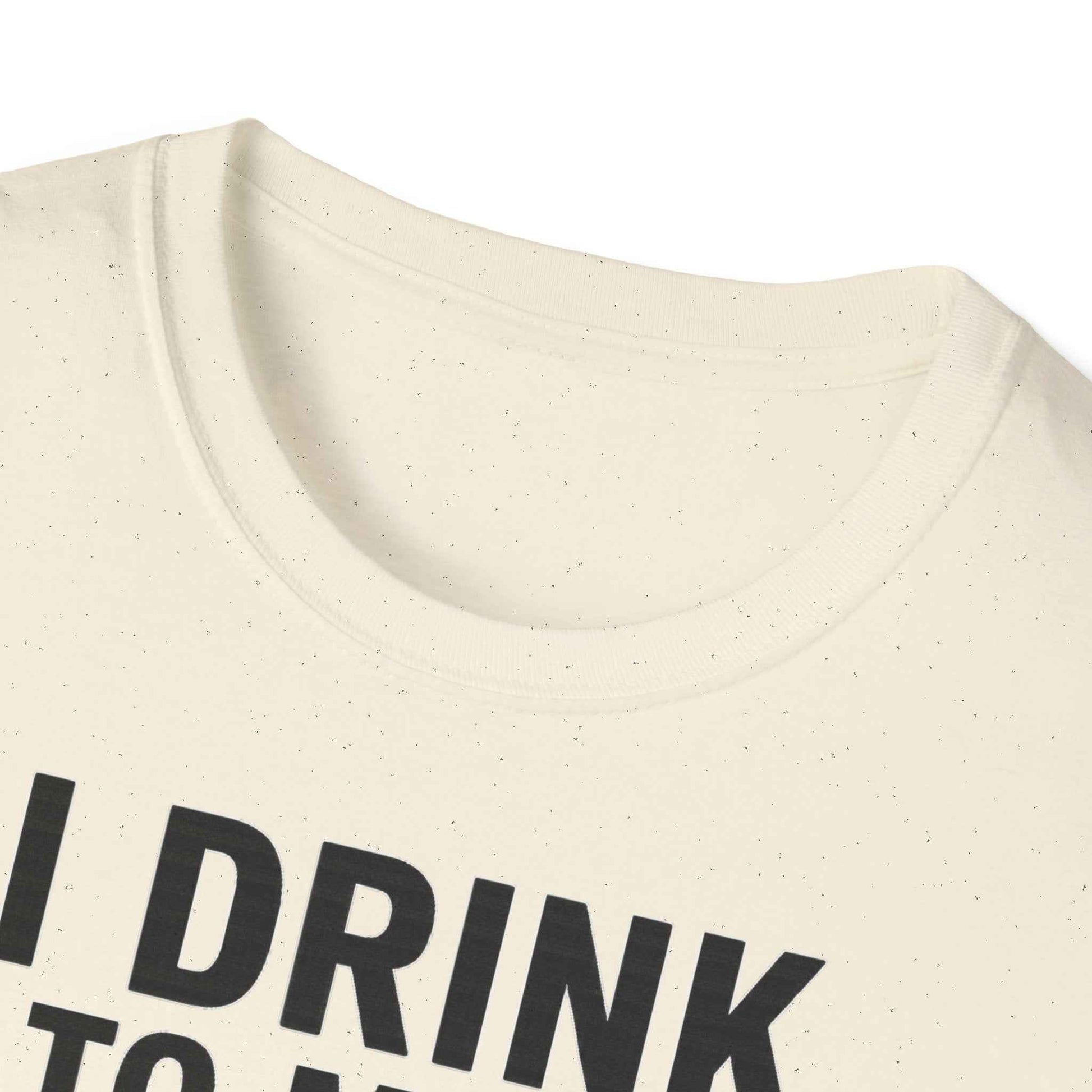I drink to make other people more interesting – Ernest Hemingway Zitat auf T-Shirt