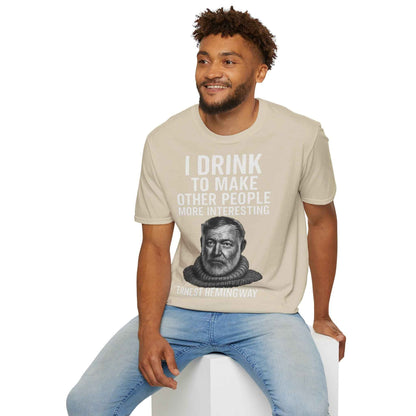 I drink to make other people more interesting – Ernest Hemingway Zitat auf T-Shirt
