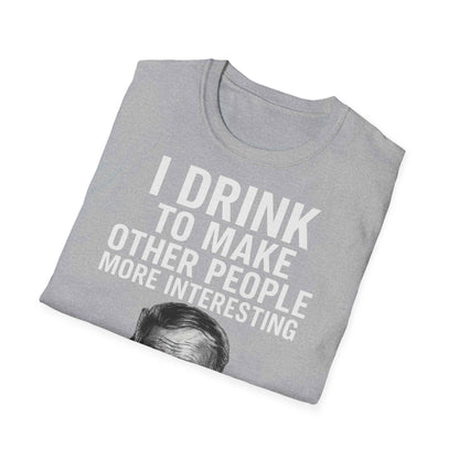 I drink to make other people more interesting – Ernest Hemingway Zitat auf T-Shirt