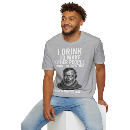 I drink to make other people more interesting – Ernest Hemingway Zitat auf T-Shirt