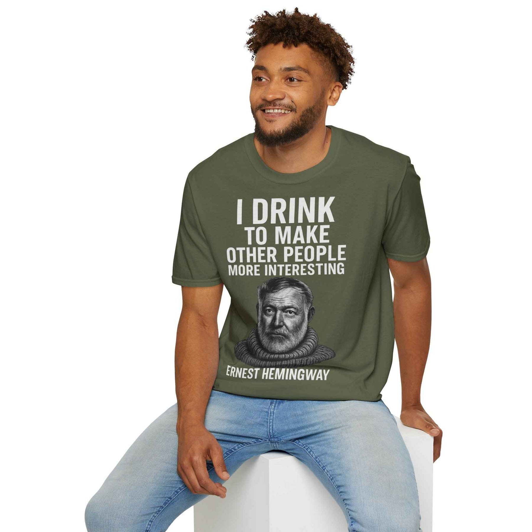 I drink to make other people more interesting – Ernest Hemingway Zitat auf T-Shirt