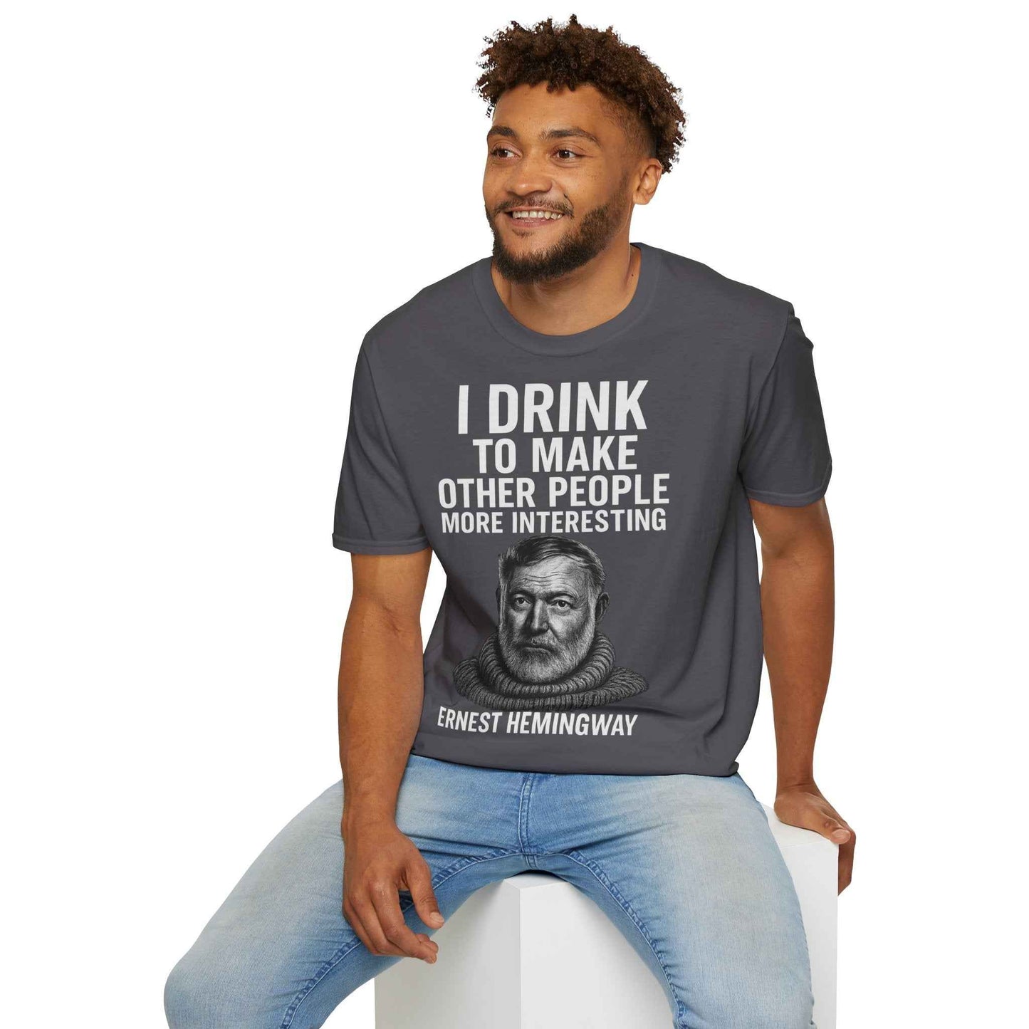 I drink to make other people more interesting – Ernest Hemingway Zitat auf T-Shirt