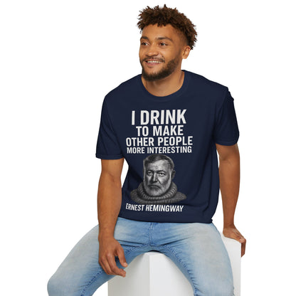 „I drink to make other people more interesting.“ no Background – Ernest Hemingway – Freches Satire-Design für mutige Statements | True Insights