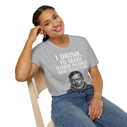 „I drink to make other people more interesting.“ no Background – Ernest Hemingway – Freches Satire-Design für mutige Statements | True Insights