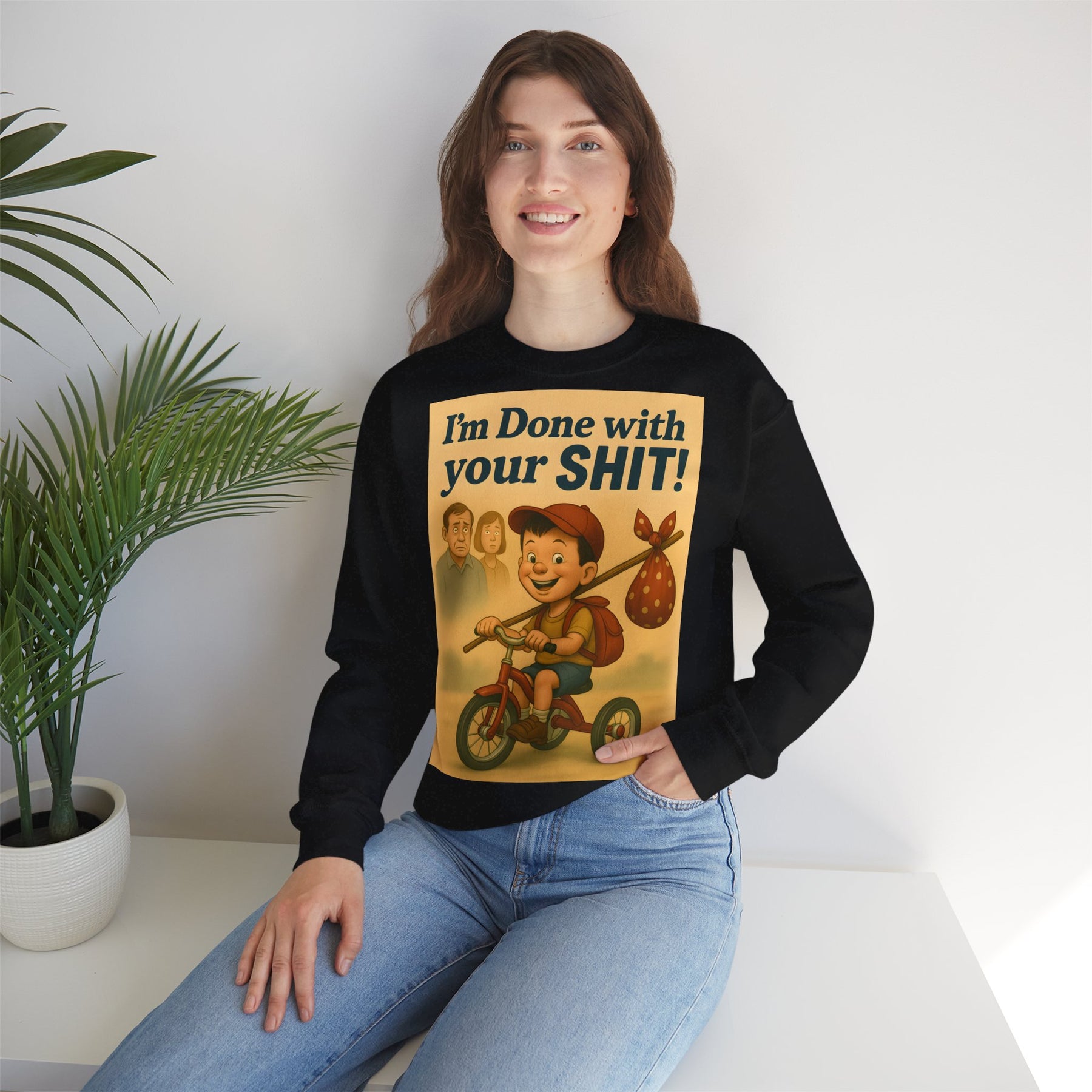 Aschgraues Sweatshirt frontal zeigt Retro-Motiv eines grinsenden Jungen auf Dreirad und den frechen Schriftzug von True Insights.