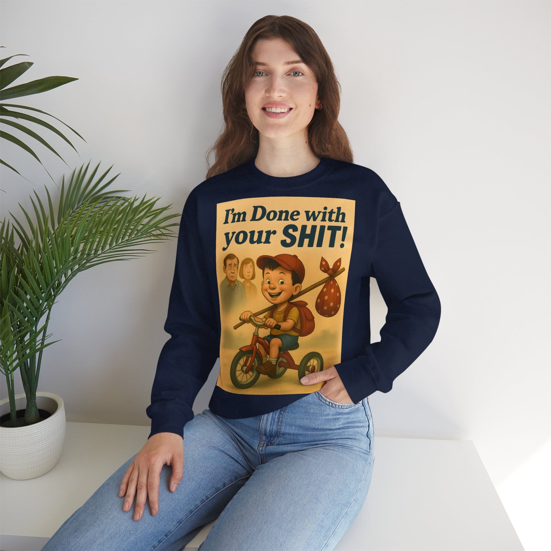 Ein aschgraues Sweatshirt zeigt einen lachenden Jungen auf Dreirad mit dem Aufdruck „I'm Done with Your SHIT!“ von True Insights.