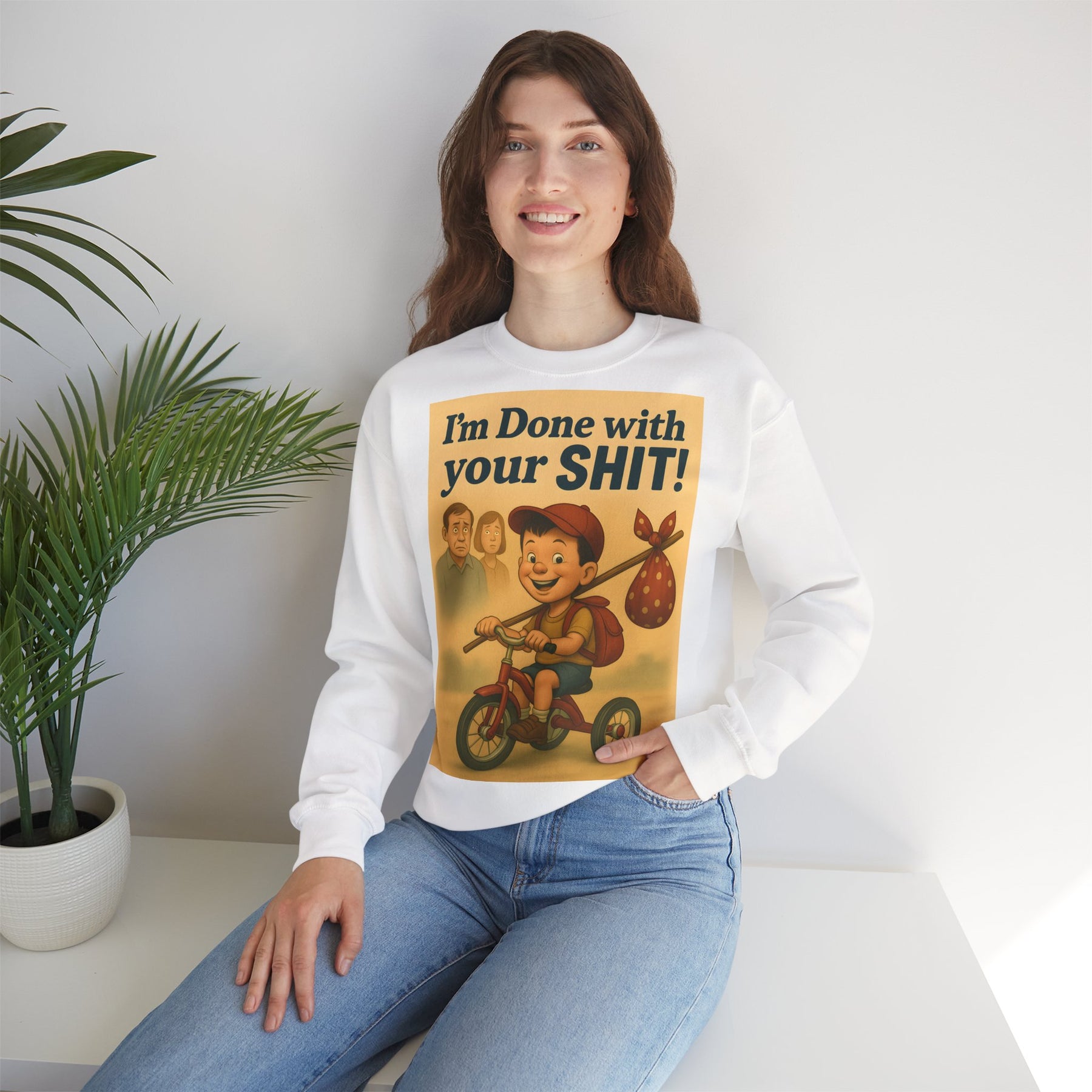Das aschgraue Sweatshirt zeigt einen Jungen auf Dreirad vor Erwachsenen mit frechem Retro-Spruch von True Insights.