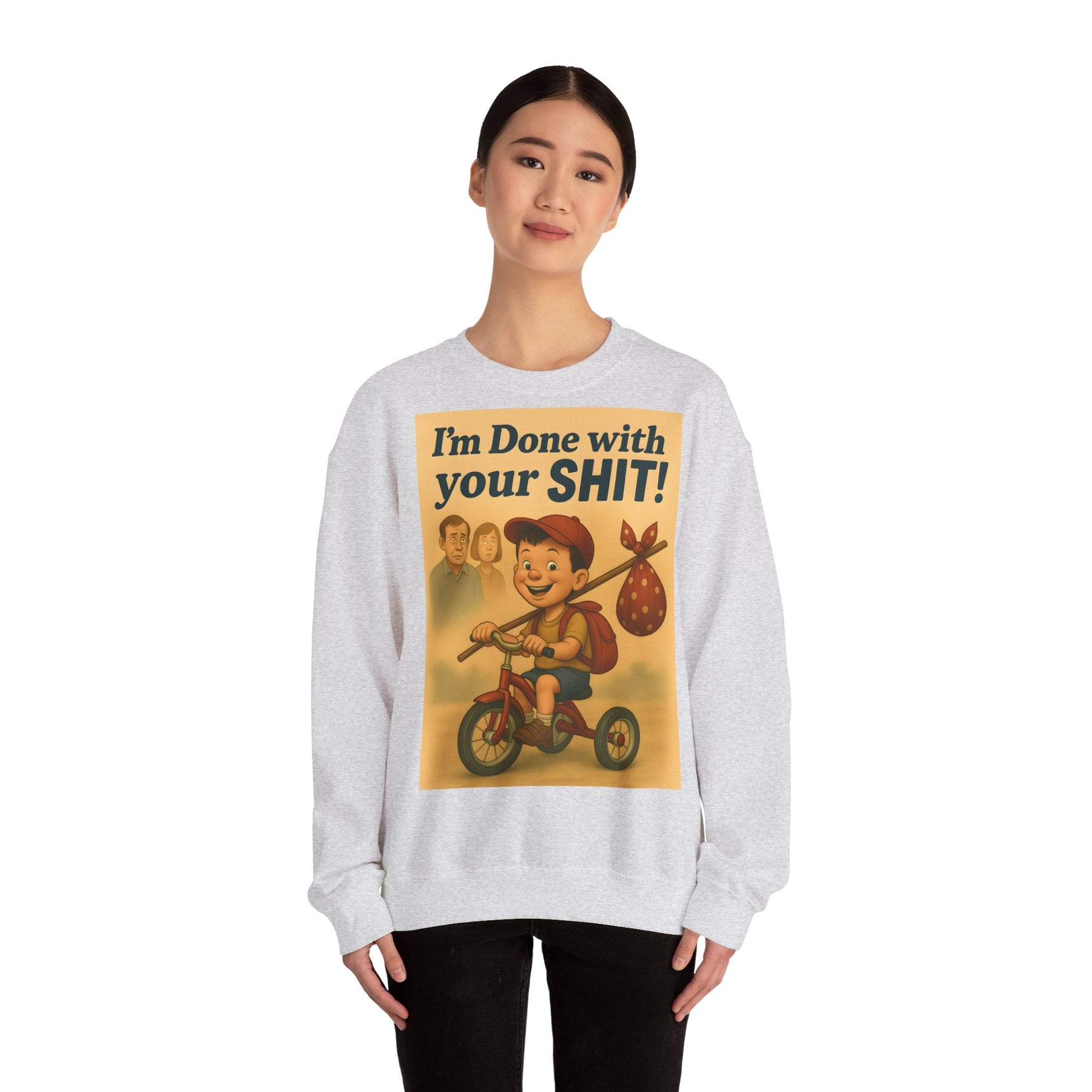 Das aschgraue Sweatshirt zeigt einen grinsenden Jungen auf Dreirad mit frechem Spruch, aus dem Sortiment von True Insights.