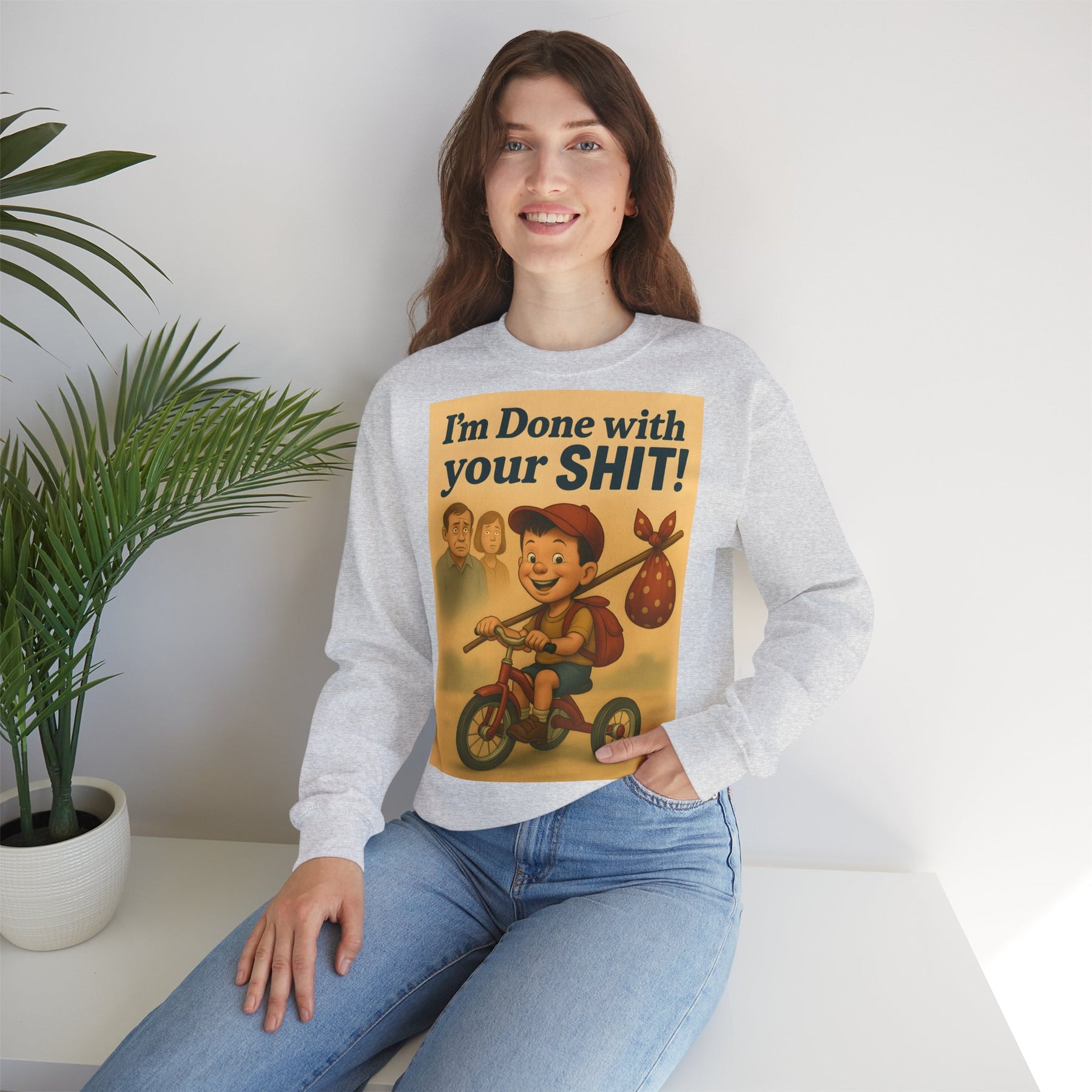 Zeigt ein aschgraues Sweatshirt mit Retro-Motiv: grinsender Junge auf Dreirad und frecher Schriftzug von True Insights.