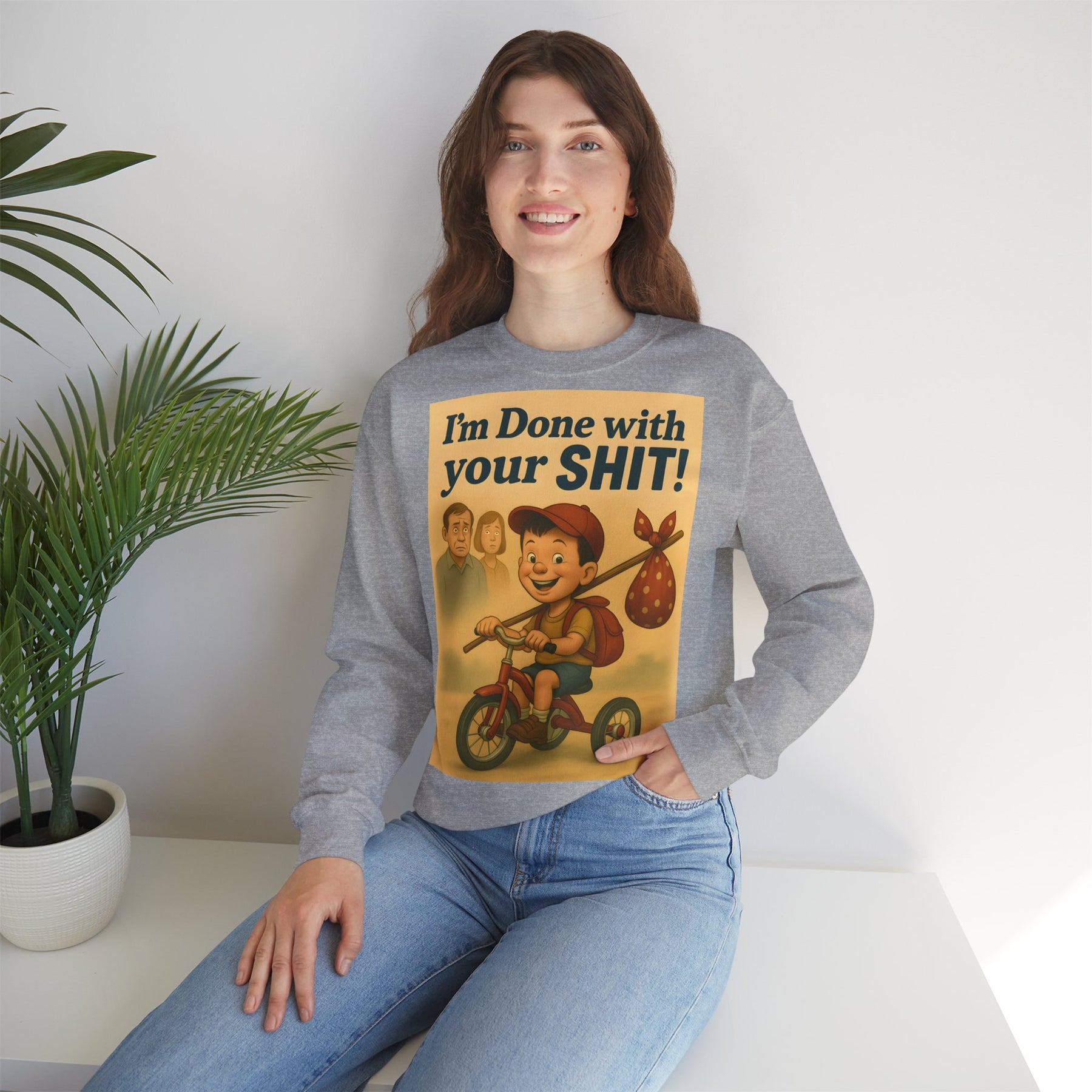 Aschgraues Sweatshirt mit Retro-Dreirad und frechem Schriftzug zeigt ein grinsendes Weggehen, aus dem Sortiment von True Insights.