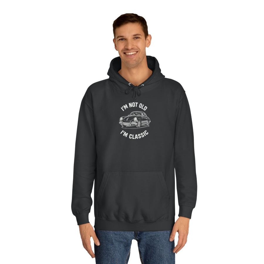 Hoodie mit Porsche-911-Motiv – Vintage „I'm Not Old I'm Classic“ – Jet Black – von Mann getragen