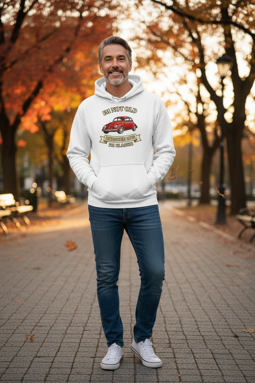 Lifestyle Mockup – Mann ca. 50 Jahre trägt den Baujahr 1976 Hoodie