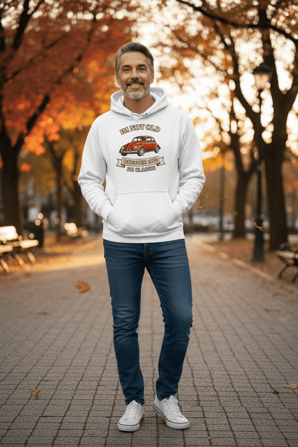 Lifestyle Mockup – Mann ca. 50 Jahre trägt den Baujahr 1976 Hoodie