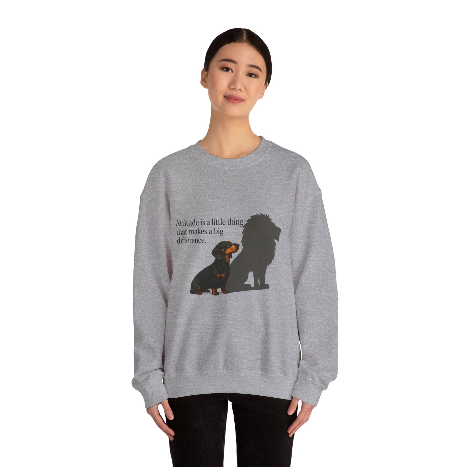 Inspirierendes Sweatshirt – Dackel mit Löwenschatten „Attitude“ – Lustiges Sweatshirt | True Insights – Bild 9
